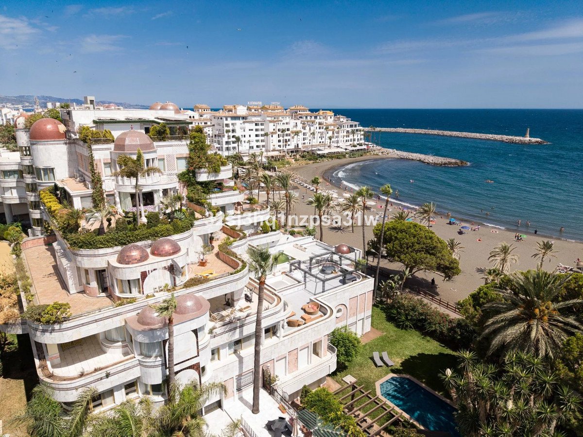 6 Bed Middle Floor Apartment in Puerto Banús in Puerto Banús, Apartment