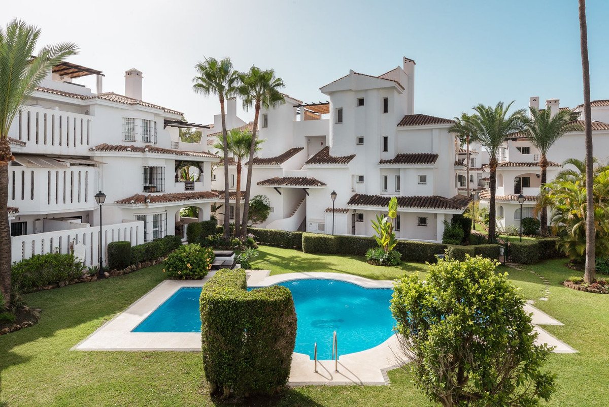 2 Bed بنتهاوس Duplex in Nueva Andalucía في Nueva Andalucía, 