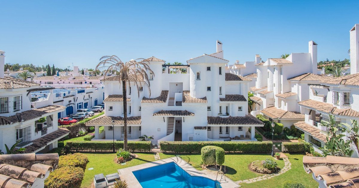 2 Bed بنتهاوس Duplex in Nueva Andalucía في Nueva Andalucía, 