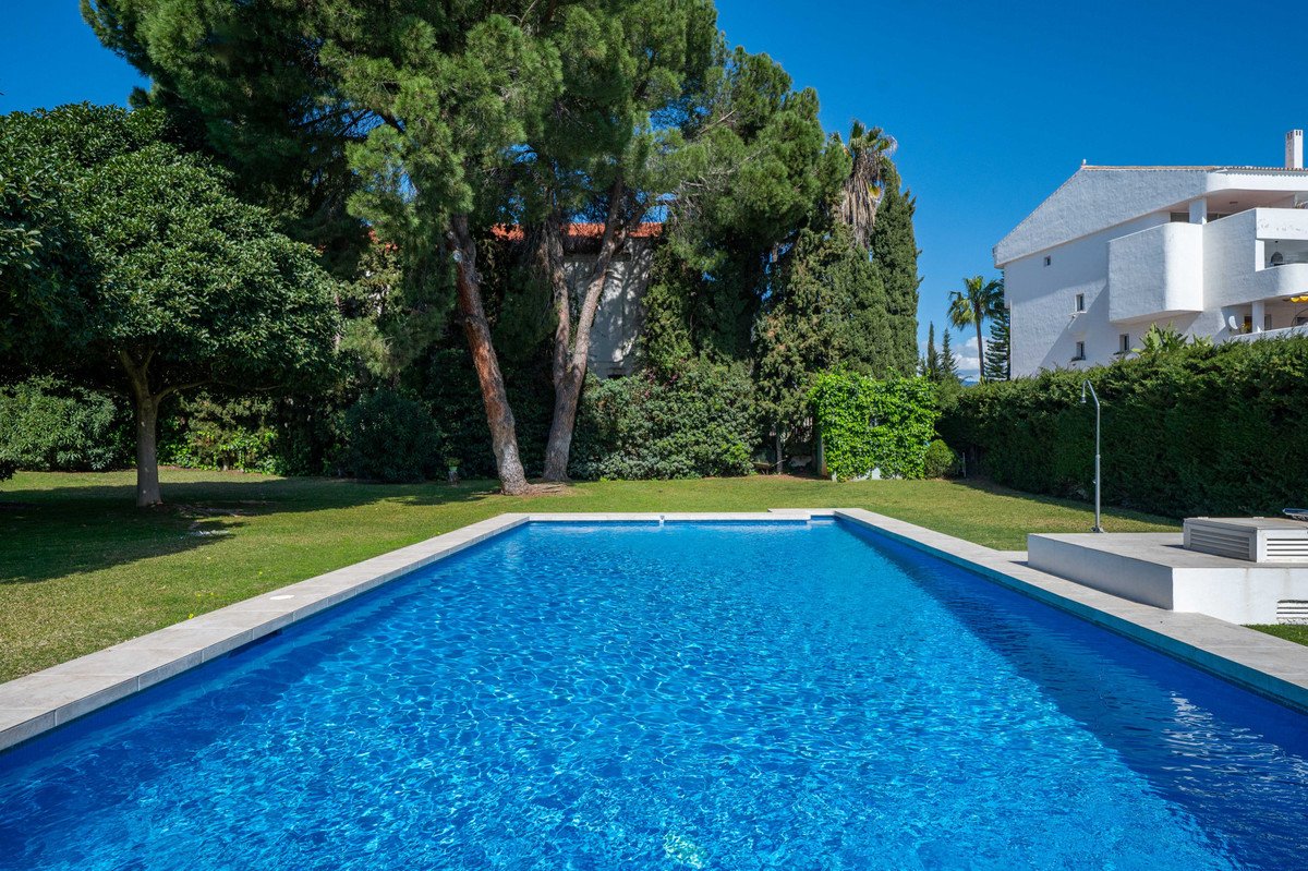 3 Bed شقة في الطابق الأوسط in Nueva Andalucía في Nueva Andalucía, 