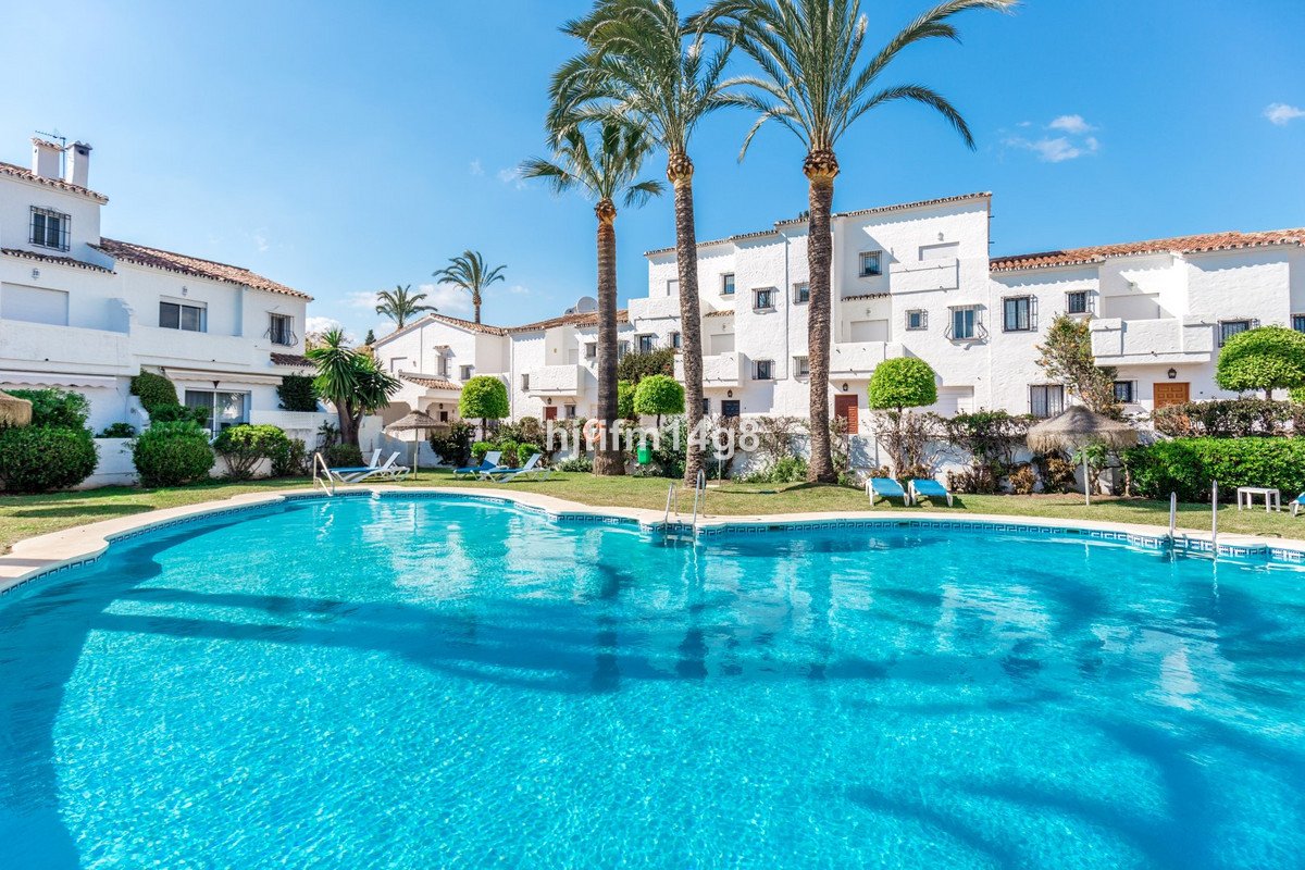 3 Bed بيت مدينة in Nueva Andalucía في Nueva Andalucía, 