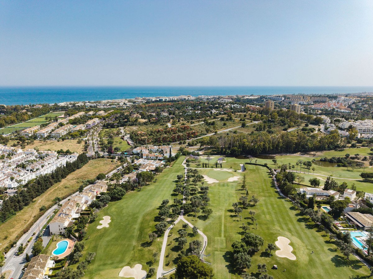 4 Bed Редова къща in Nueva Andalucía в Nueva Andalucía, 