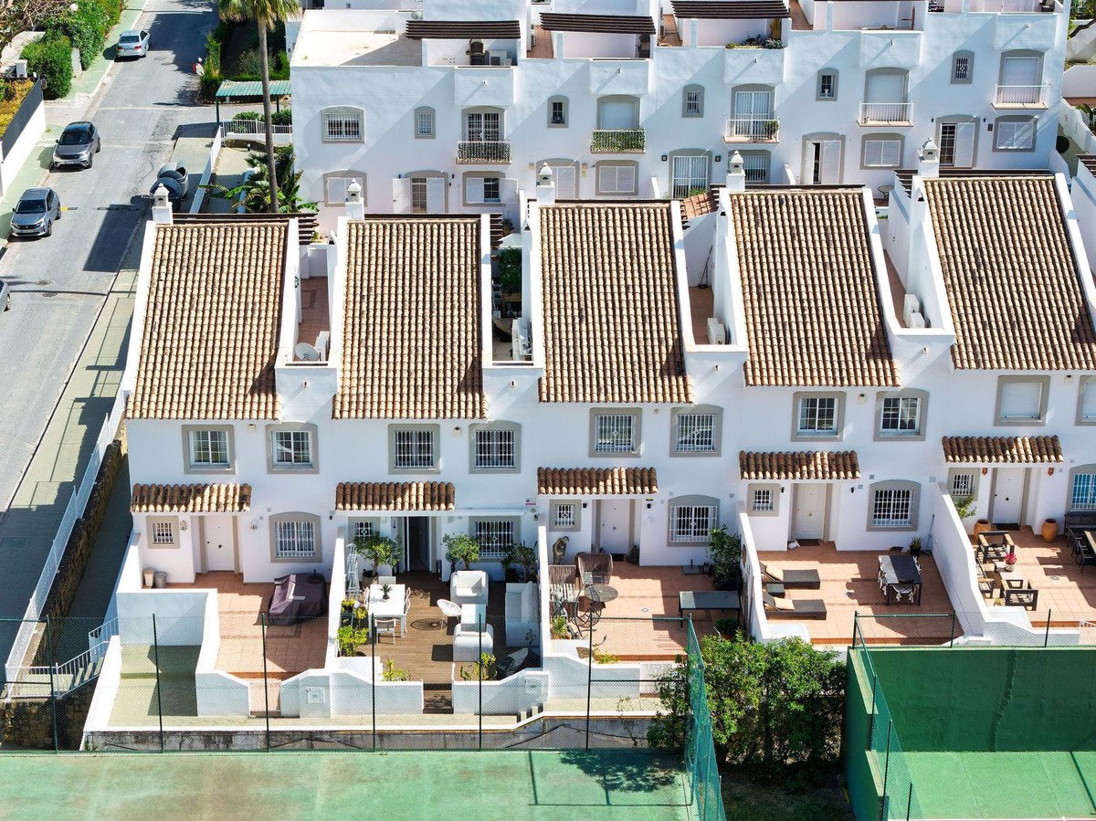 4 Bed Townhouse in Nueva Andalucía in Nueva Andalucía — Townhouse