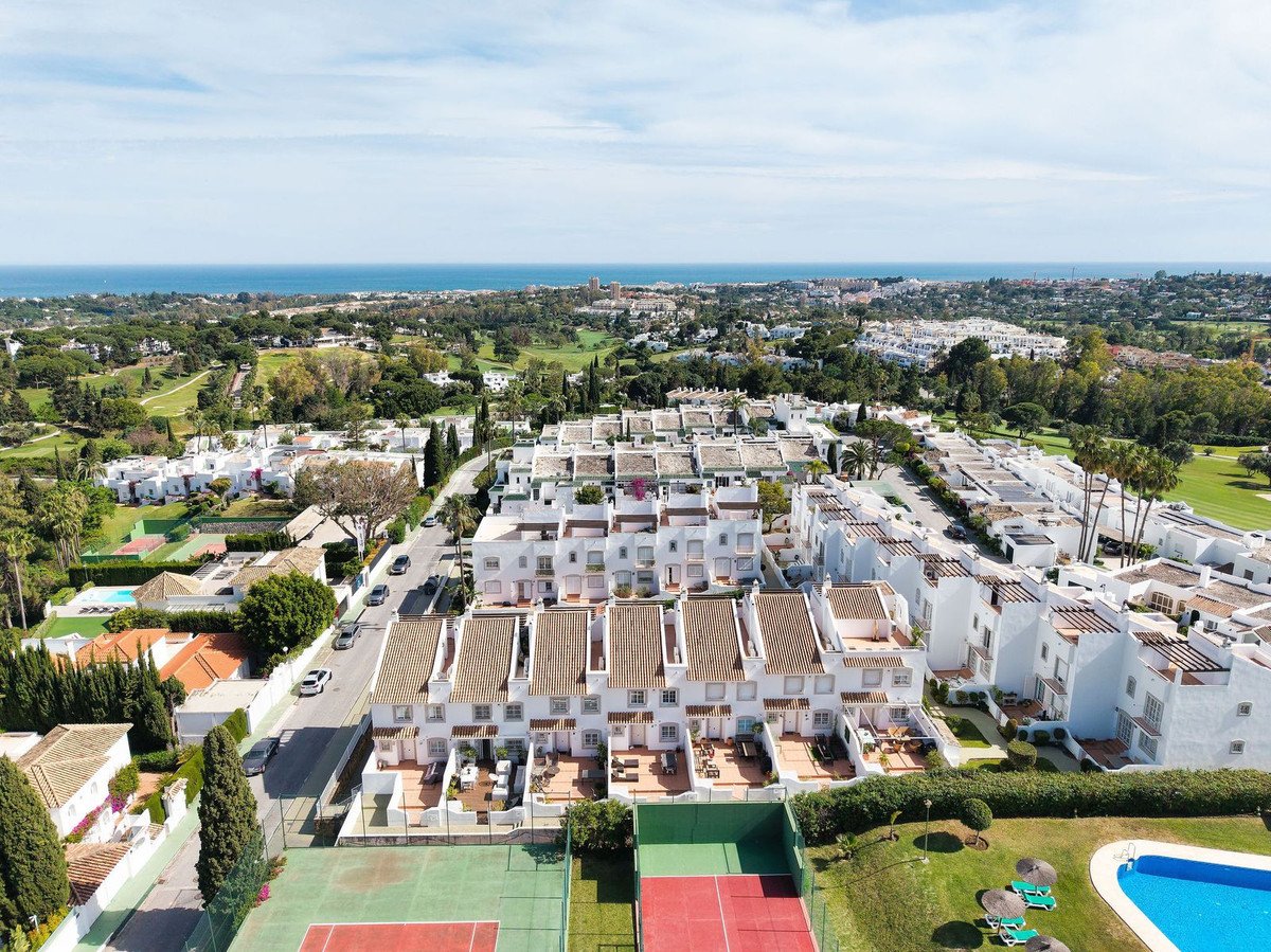 4 Bed Rijtjeshuis in Nueva Andalucía in Nueva Andalucía, Villa