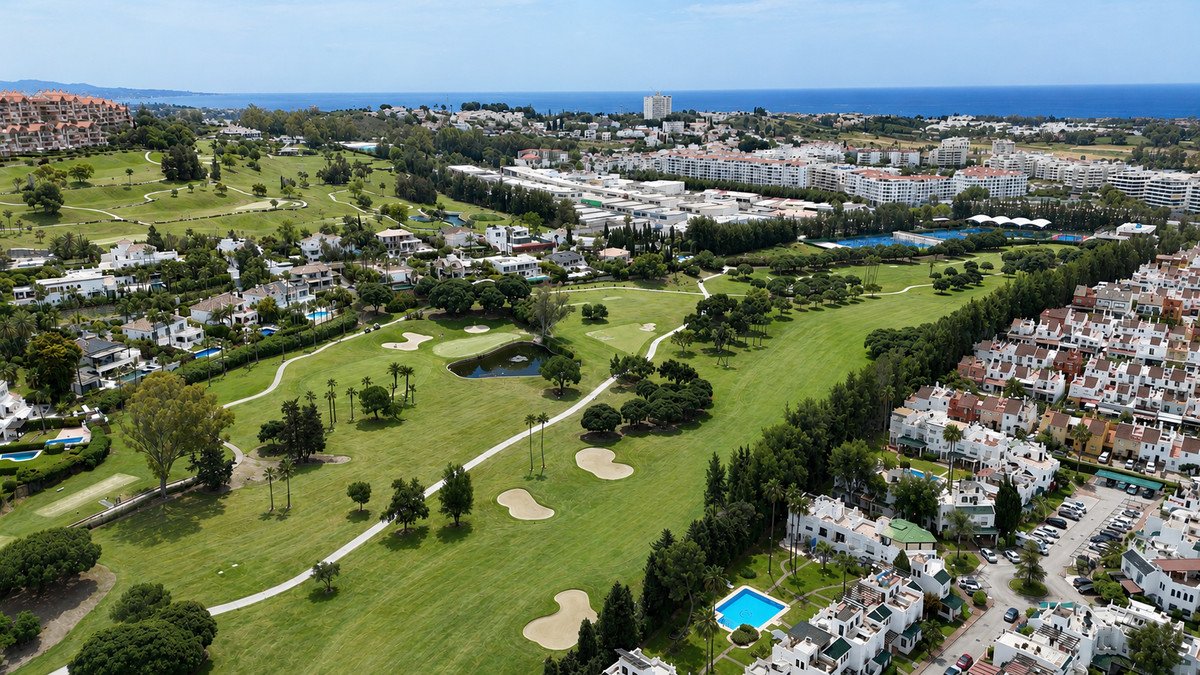 4 Bed Rijtjeshuis in Nueva Andalucía in Nueva Andalucía, 