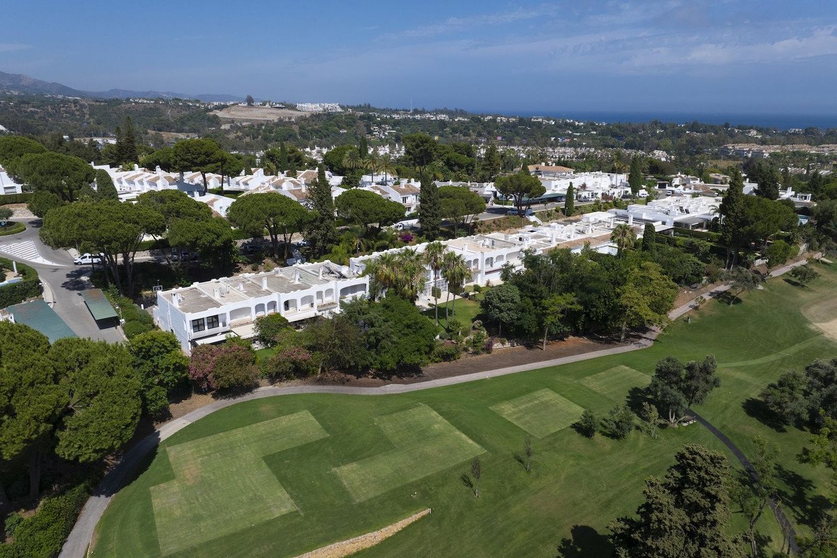 3 Bed منزل شبه منفصل in Nueva Andalucía في Nueva Andalucía, منزل نصف منفصل