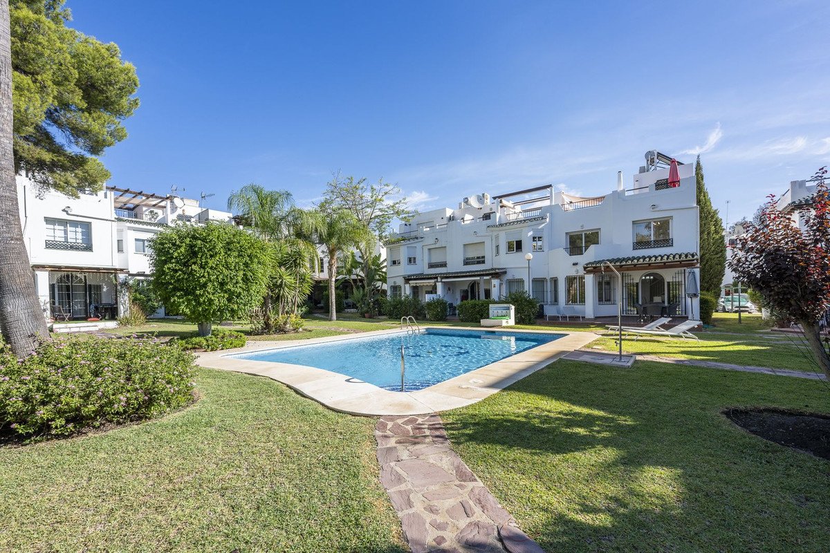 3 Bed Halfvrijstaand Huis in Nueva Andalucía in Nueva Andalucía, 