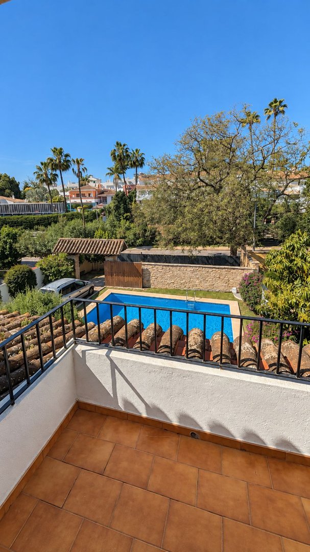 3 Bed Doppelhaushälfte in Nueva Andalucía