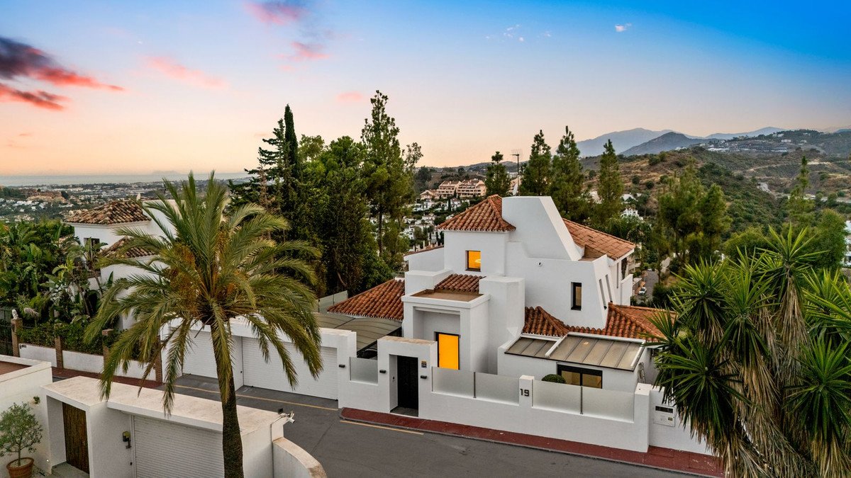 4 Bed فيلا مستقلة in Nueva Andalucía في Nueva Andalucía, فيلا منفصلة