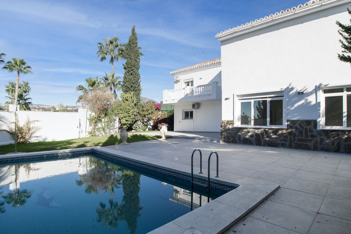 4 Bed Detached Villa in Nueva Andalucía in Nueva Andalucía — Detached Villa