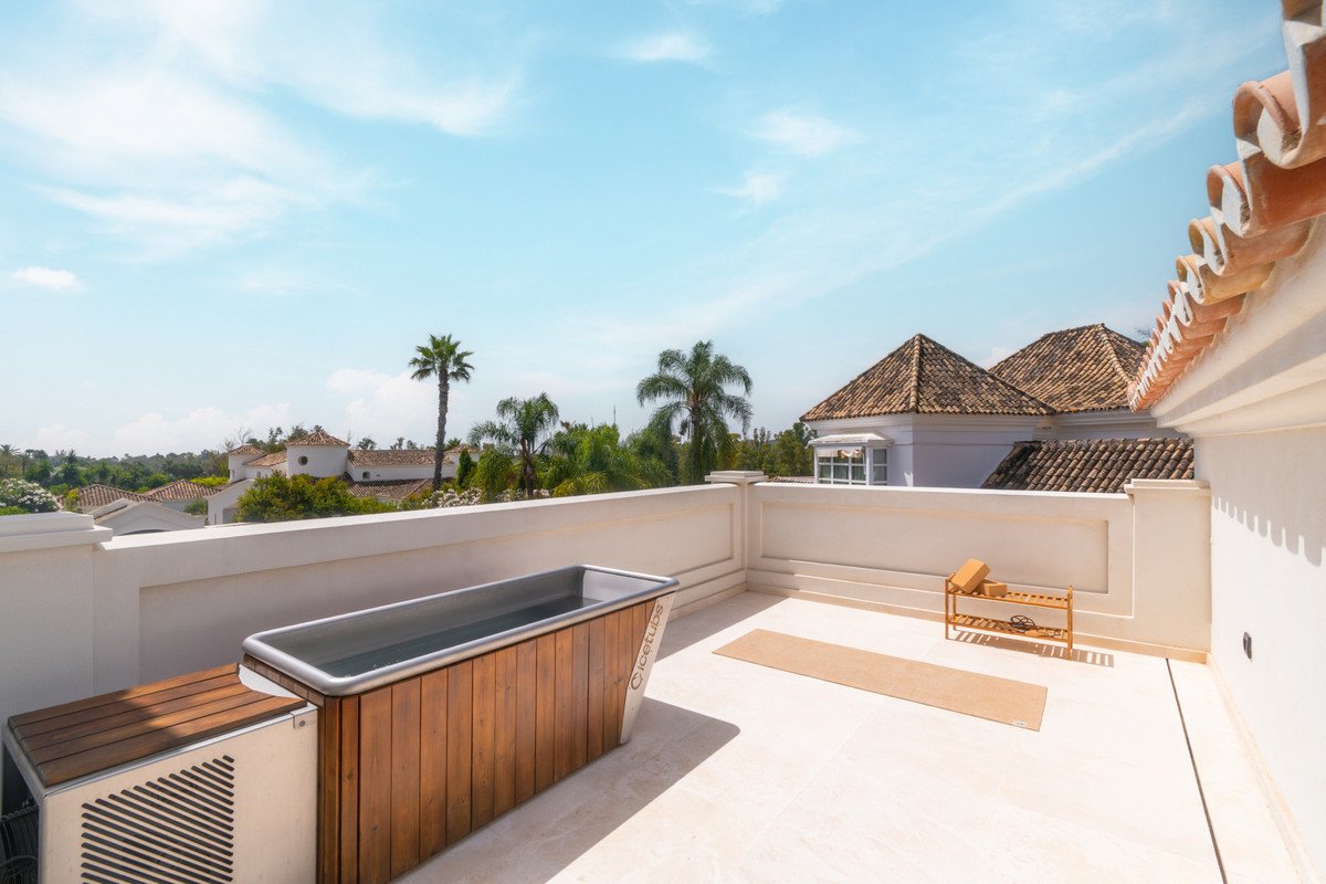 5 Bed فيلا مستقلة in Nueva Andalucía في Nueva Andalucía, فيلا مستقلة