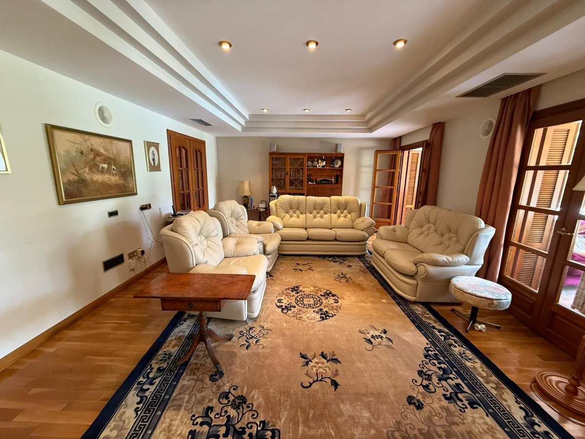 5 Bed فيلا مستقلة in Nueva Andalucía في Nueva Andalucía, فيلا مستقلة
