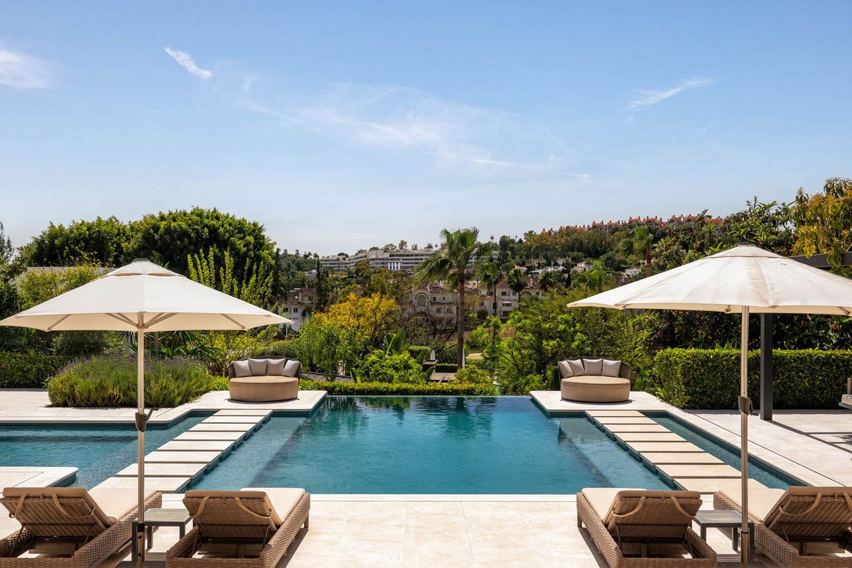 5 Bed Fritliggende villa in Nueva Andalucía