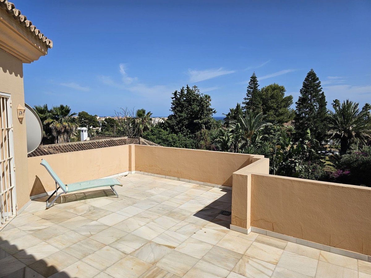 5 Bed فيلا مستقلة in Nueva Andalucía في Nueva Andalucía, فيلا منفصلة