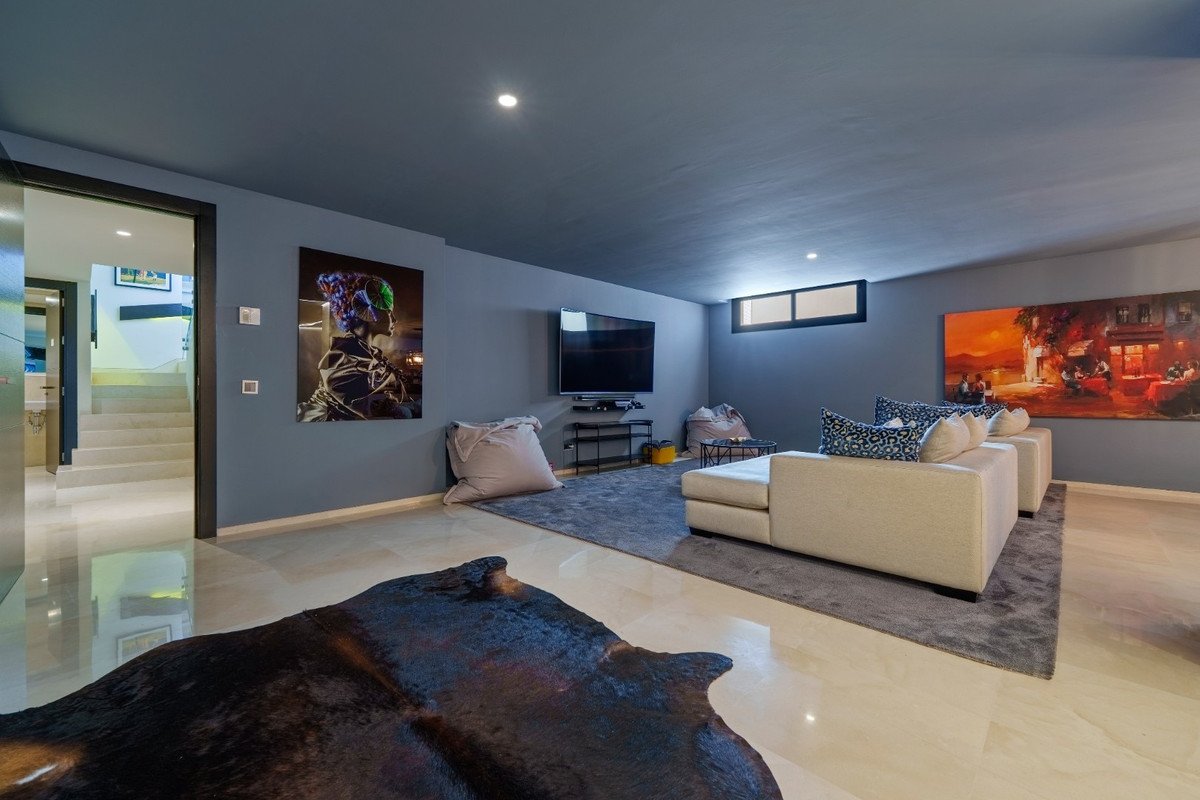6 Bed فيلا مستقلة in Nueva Andalucía في Nueva Andalucía — نوع العقار