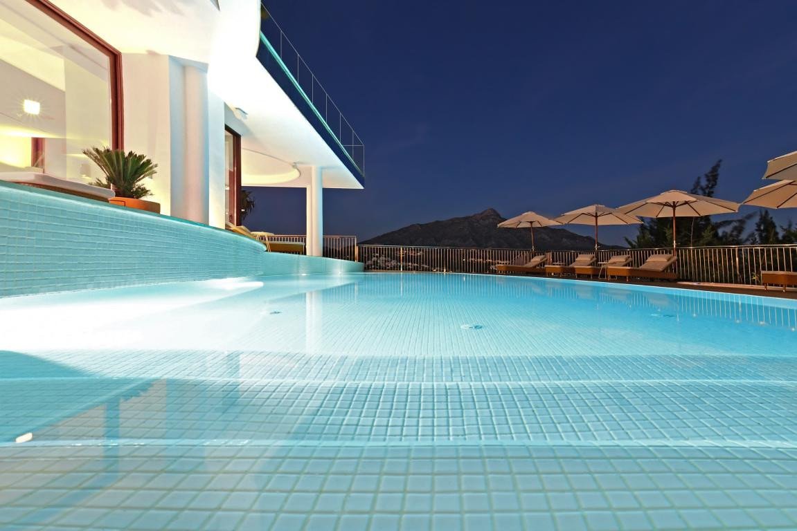 7 Bed فيلا مستقلة in Nueva Andalucía في Nueva Andalucía, فيلا مستقلة