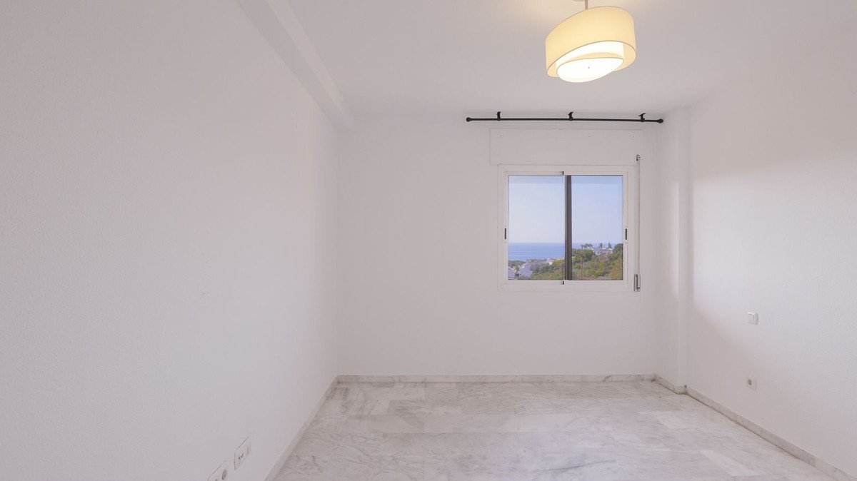 2 Bed Middle Floor Apartment in Reserva de Marbella