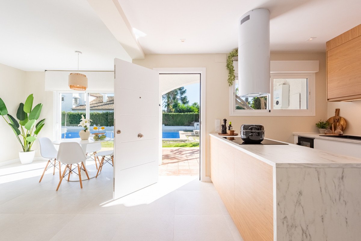 2 Bed Appartamento ai piani intermedi in San Pedro de Alcántara a San Pedro de Alcántara, Appartamento