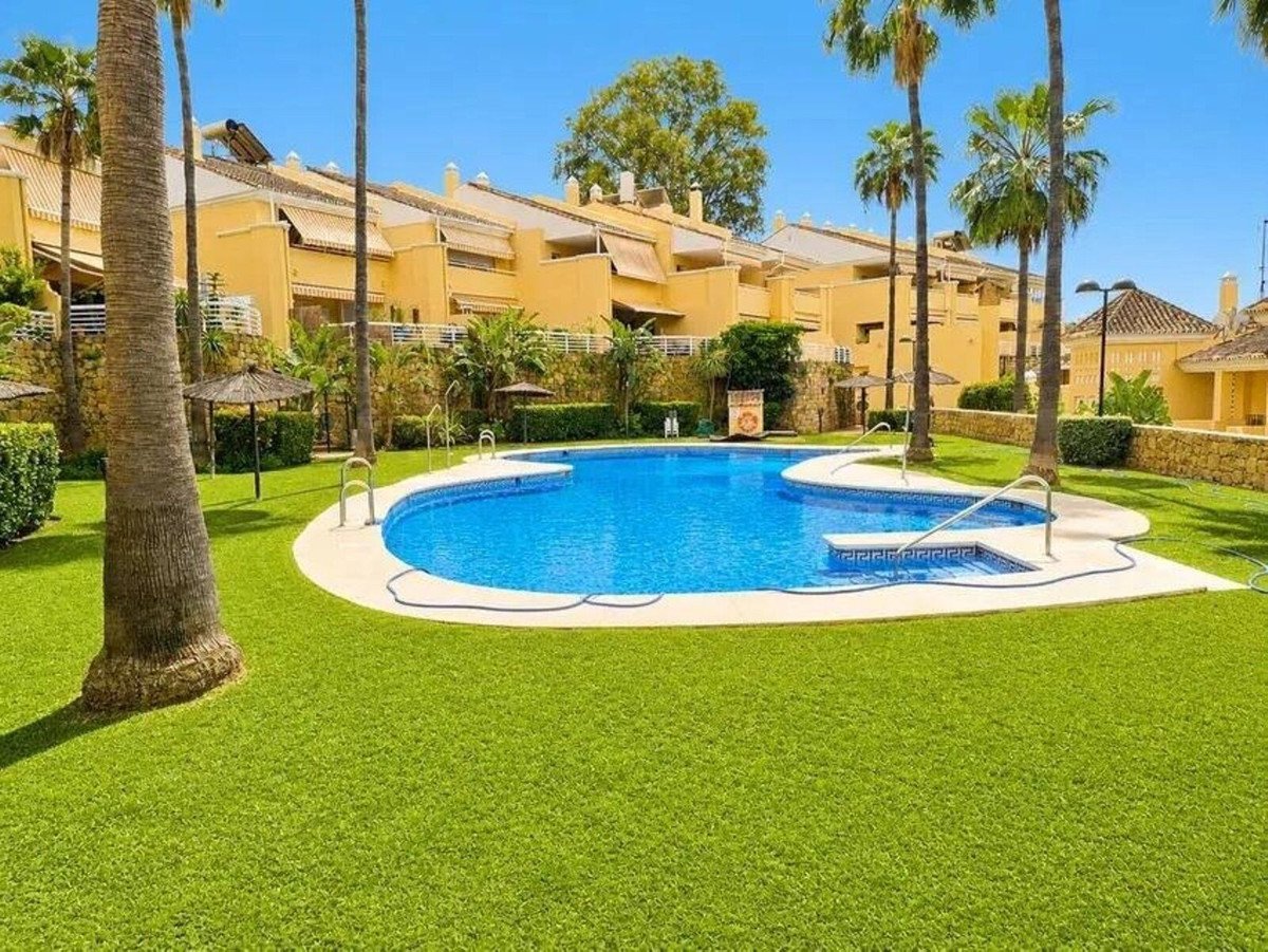 3 Bed شقة في الطابق الأوسط in San Pedro de Alcántara في San Pedro de Alcántara, شقة