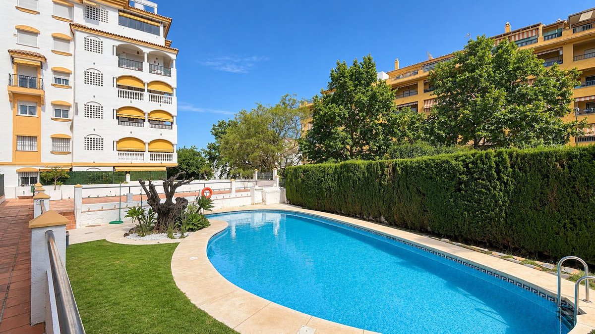 Apartment with outdoor swimming pool and greenery