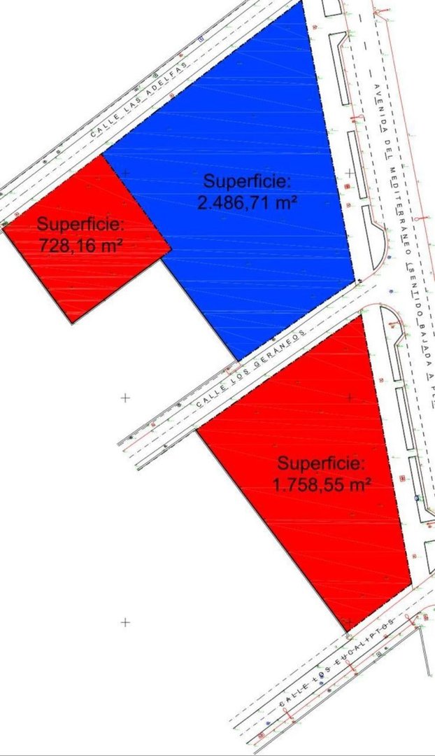 Map showing two red and two blue rectangular land plots with surface areas labeled in square meters, bordered by streets.