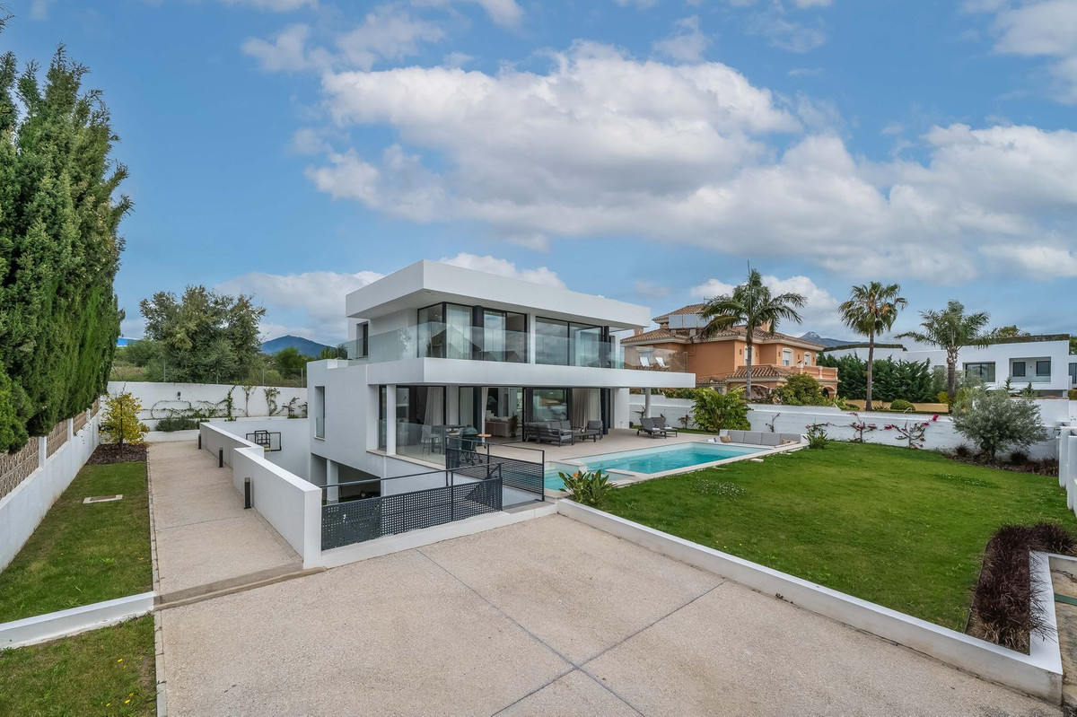 5 Bed فيلا مستقلة in San Pedro de Alcántara في San Pedro de Alcántara, فيلا منفصلة