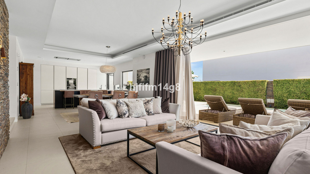 5 Bed فيلا مستقلة in San Pedro de Alcántara في San Pedro de Alcántara, فيلا منفصلة