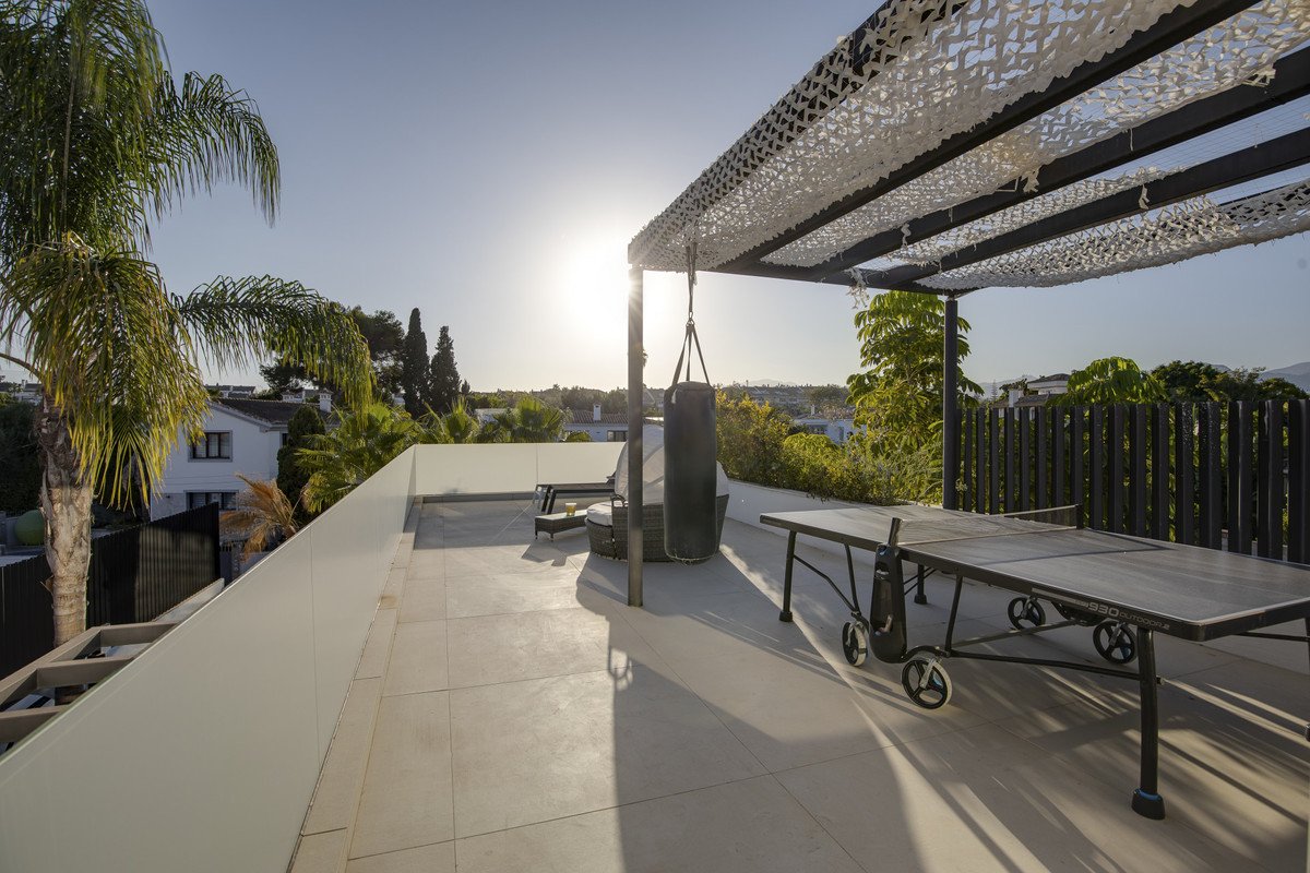 6 Bed فيلا مستقلة in San Pedro de Alcántara في San Pedro de Alcántara, فيلا منفصلة