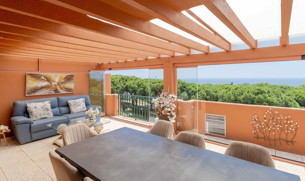 3 Bed Top Floor Apartment in Cabopino in Cabopino, Apartment