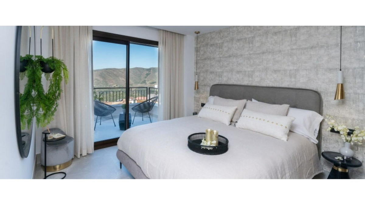 Slaapkamer met balkon en uitzicht bij Almazara Hills