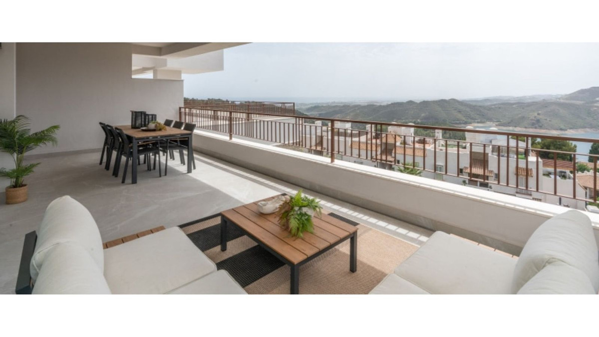 Ruim terras met uitzicht op de bergen in Almazara Hills.