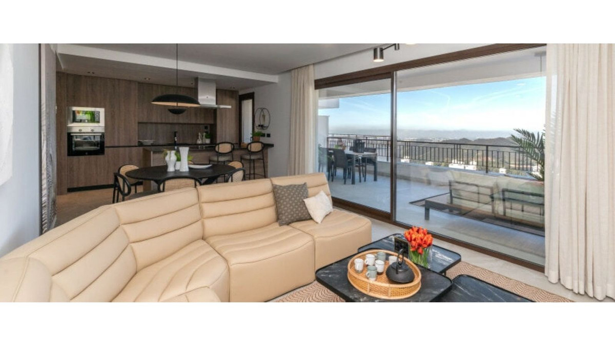 Moderne woonkamer met open keuken en prachtig uitzicht in Almazara Hills.