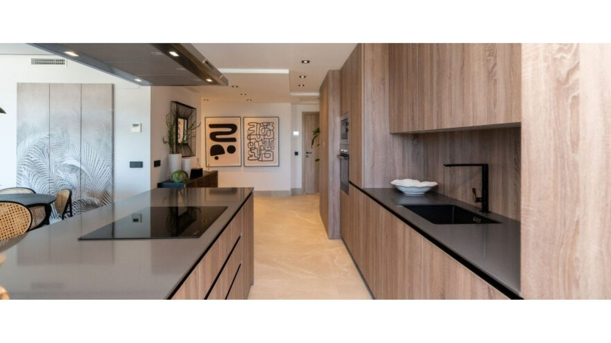 Moderne keuken in Almazara Hills met houten kasten en een kookeiland.