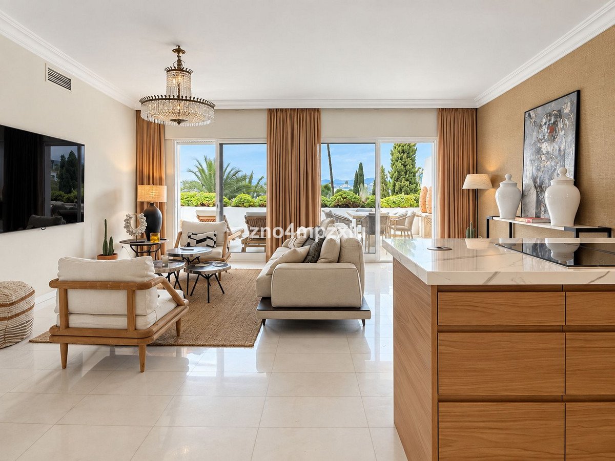 2 Bed Middle Floor Apartment in The Golden Mile
