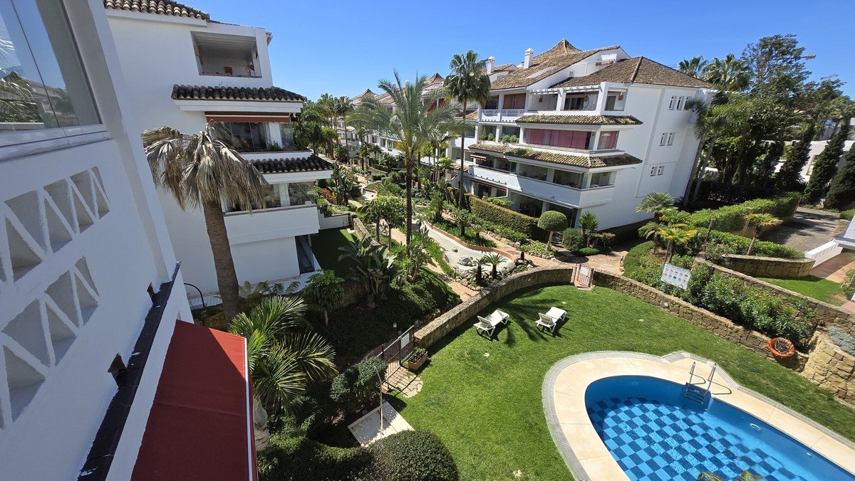 2 Bed Middle Floor Apartment in The Golden Mile