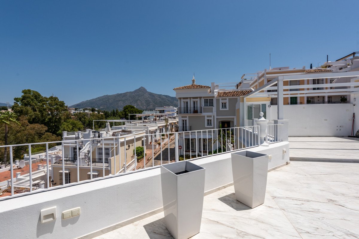 3 Bed بيت مدينة in Nueva Andalucía في Nueva Andalucía, تاون هاوس