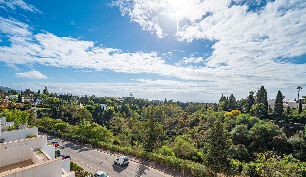 Apartment with panoramic view of greenery and a road below
