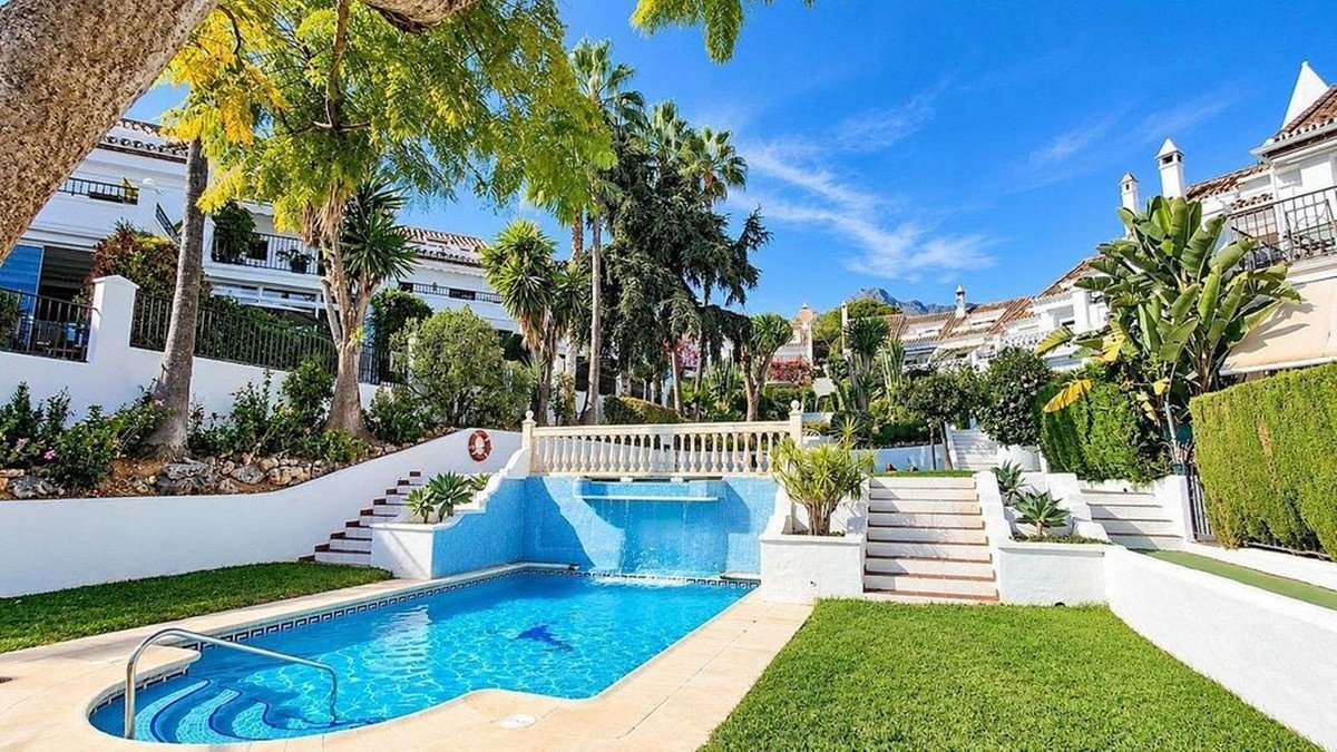 3 Bed Σπίτι σε σειρά in Nagüeles σε Nagüeles, 