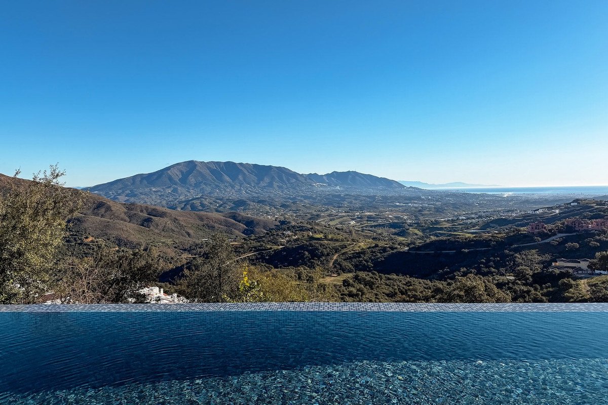 6 Bed فيلا مستقلة in Marbella في Marbella, فيلا منفصلة