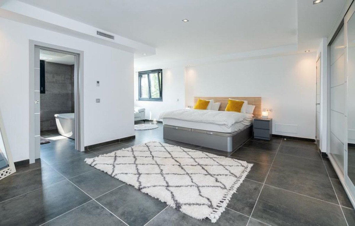 6 Bed Detached Villa in Marbella in Marbella — Detached Villa