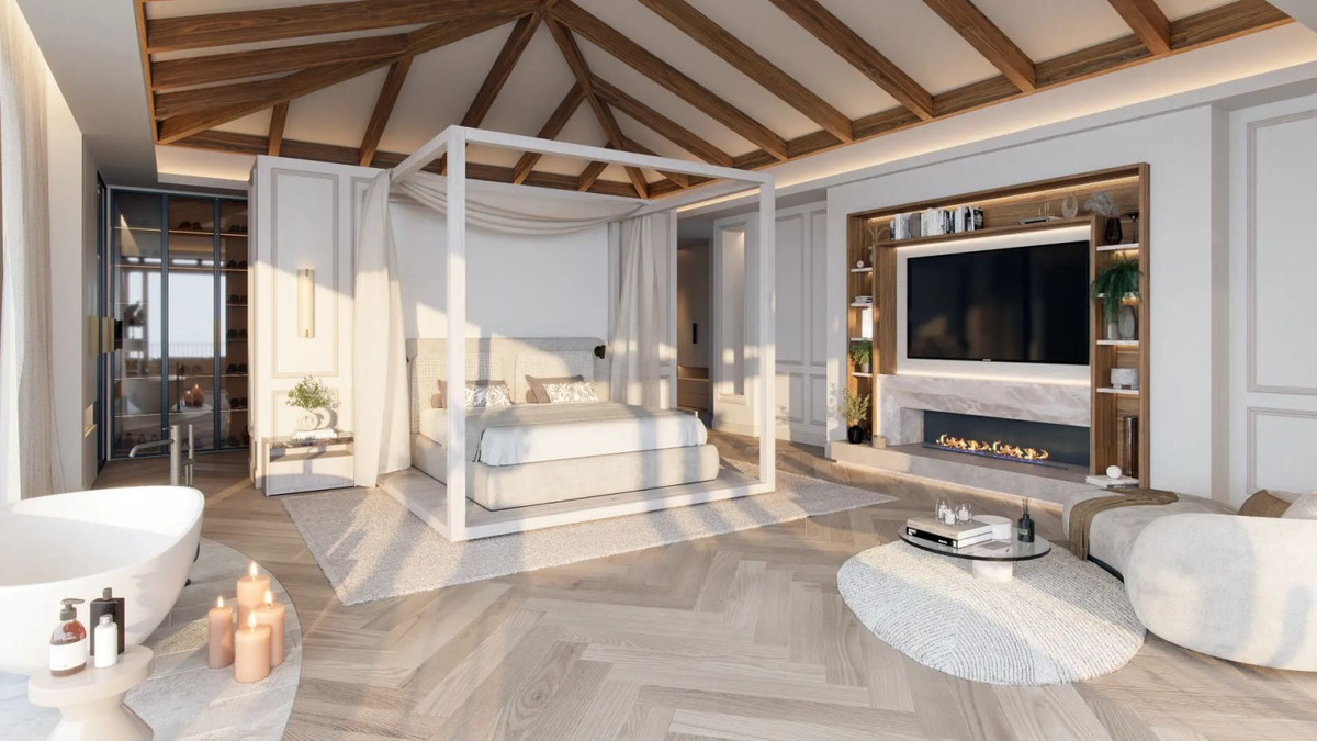 Luxe slaapkamer met badkamer en suite en baldakijnbed.