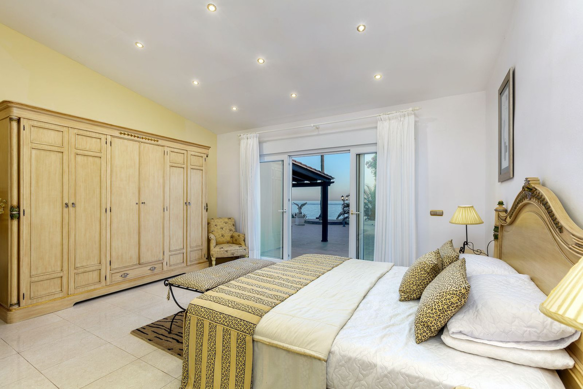 Slaapkamer met uitzicht op zee, grote kledingkast en klassiek meubilair