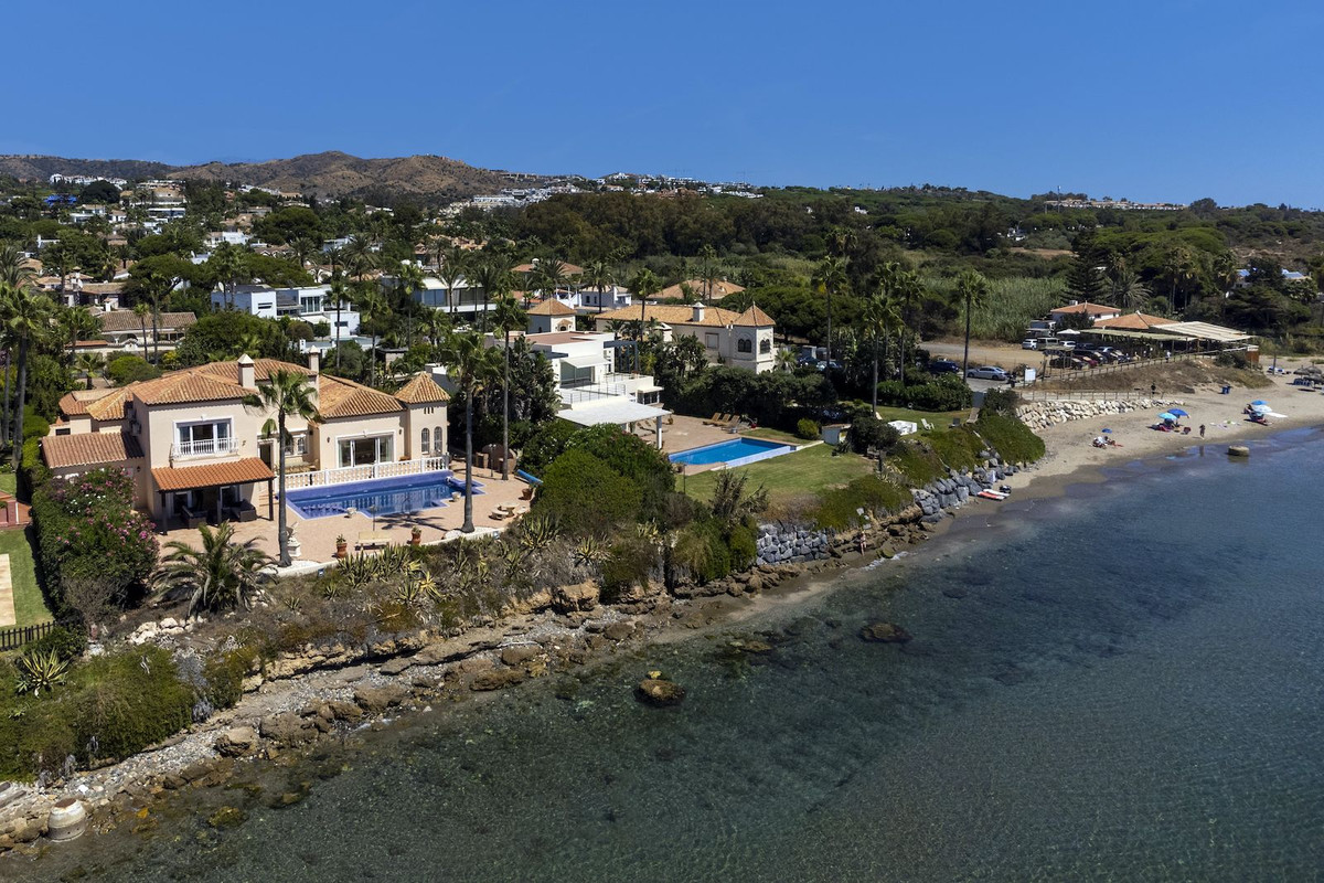 Luxe villa aan de kust met zwembad en uitzicht op zee