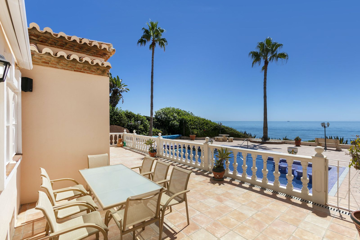 Luxe villa terras met zwembad en uitzicht op zee