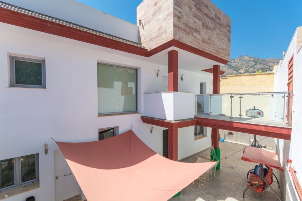 5 Bed Detached Villa in Mijas Costa في Mijas Costa — فيلا منفصلة