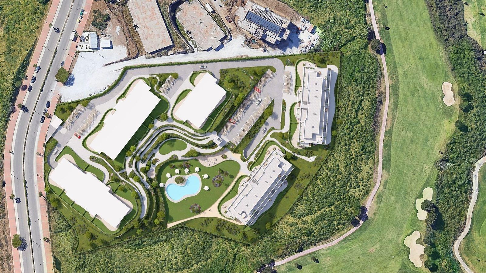 Luchtfoto van Cala Swing Mijas met gebouwen, zwembad en golfbaan.