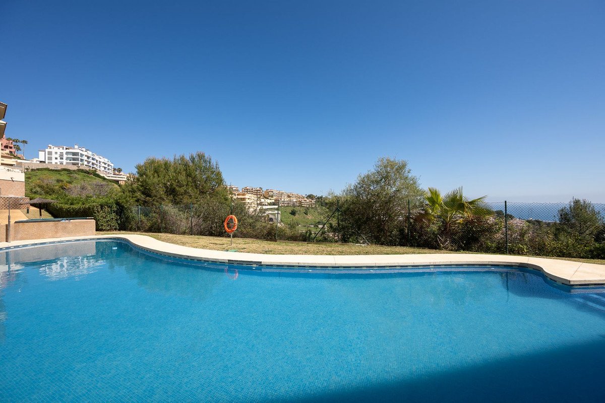2 Bed Middle Floor Apartment in Calahonda in Calahonda, 