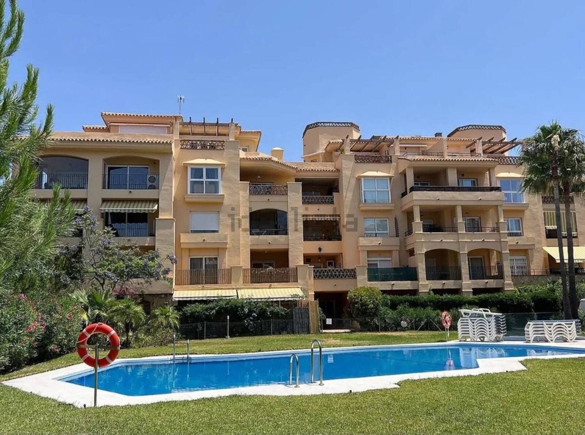 2 Bed Middle Floor Apartment in Calahonda