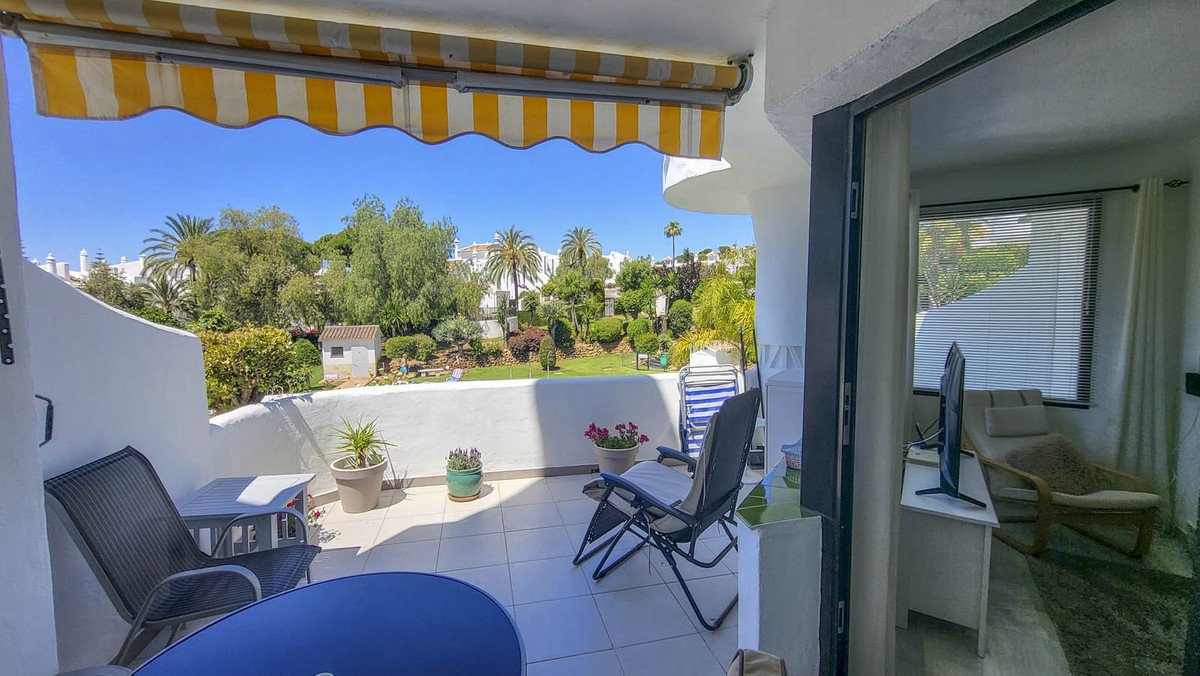 2 Bed شقة في الطابق الأوسط in Calahonda في Calahonda, شقة