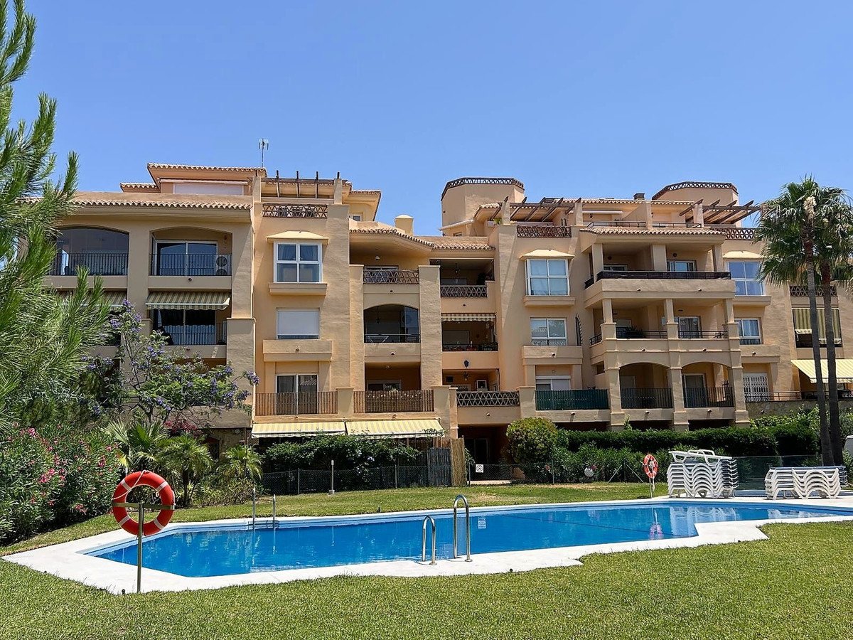 2 Bed شقة في الطابق الأوسط in Calahonda في Calahonda, شقة